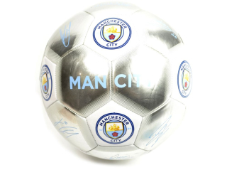 Manchester City lopta s podpismi hráčov strieborná